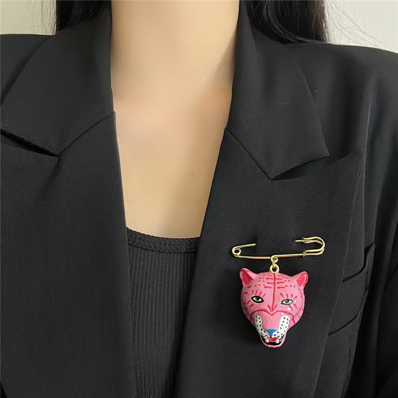 Women Formal Wear Western - เข็มกลัดลายเสือเคลือบเงา ดีไซน์หรูหราสำหรับผู้หญิง สไตล์ตะวันตกทันสมัย เหมาะสำหรับชุดทางการ ชุดทำงานประจำวัน และเป็นเครื่องประดับสำหรับเสื้อโค้ท
