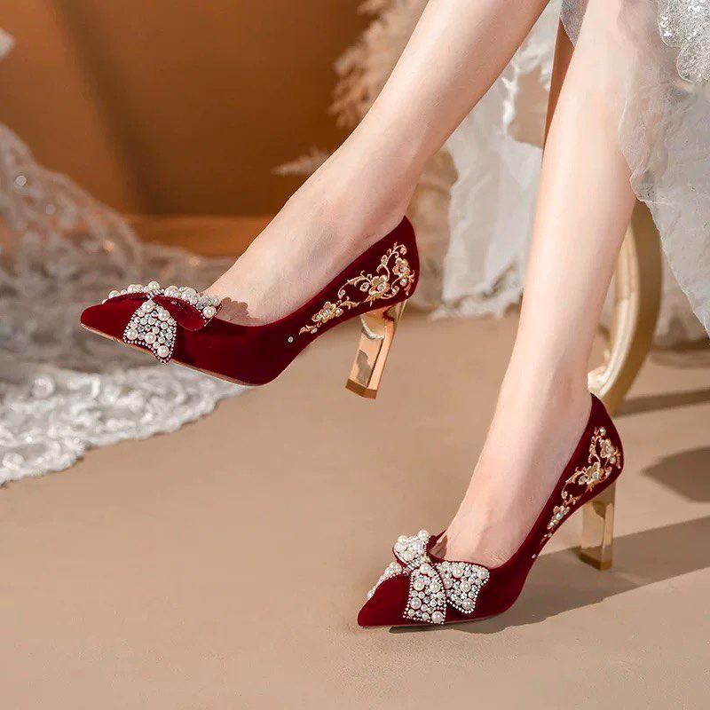 Pump Heel Block - รองเท้าส้นตึกปักลาย ปลายแหลม เปิดส้น ประดับโบว์มุก สวมแบบสลิปออน สำหรับผู้หญิง