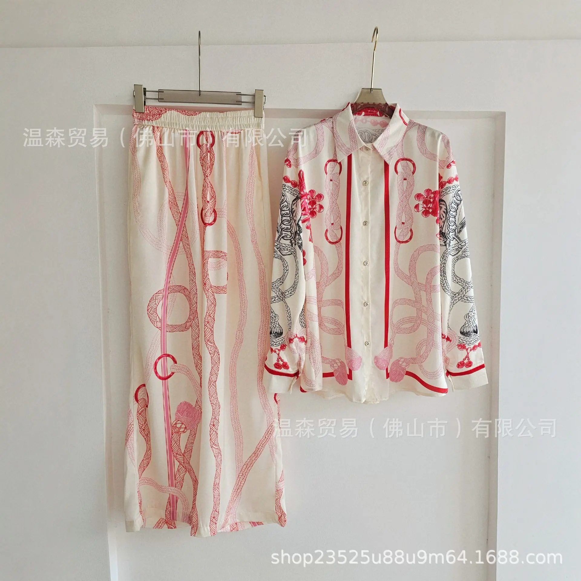 ชุดเซ็ตสองชิ้นลายพิมพ์สไตล์ฝรั - Silk Blouse Button บทวิจารณ์และราคา